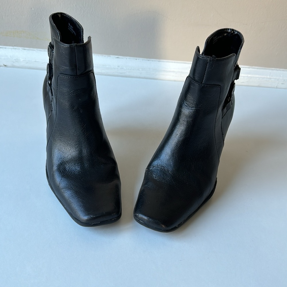 Aerosoles black boots with zipper closure. - Picture 3 of 12